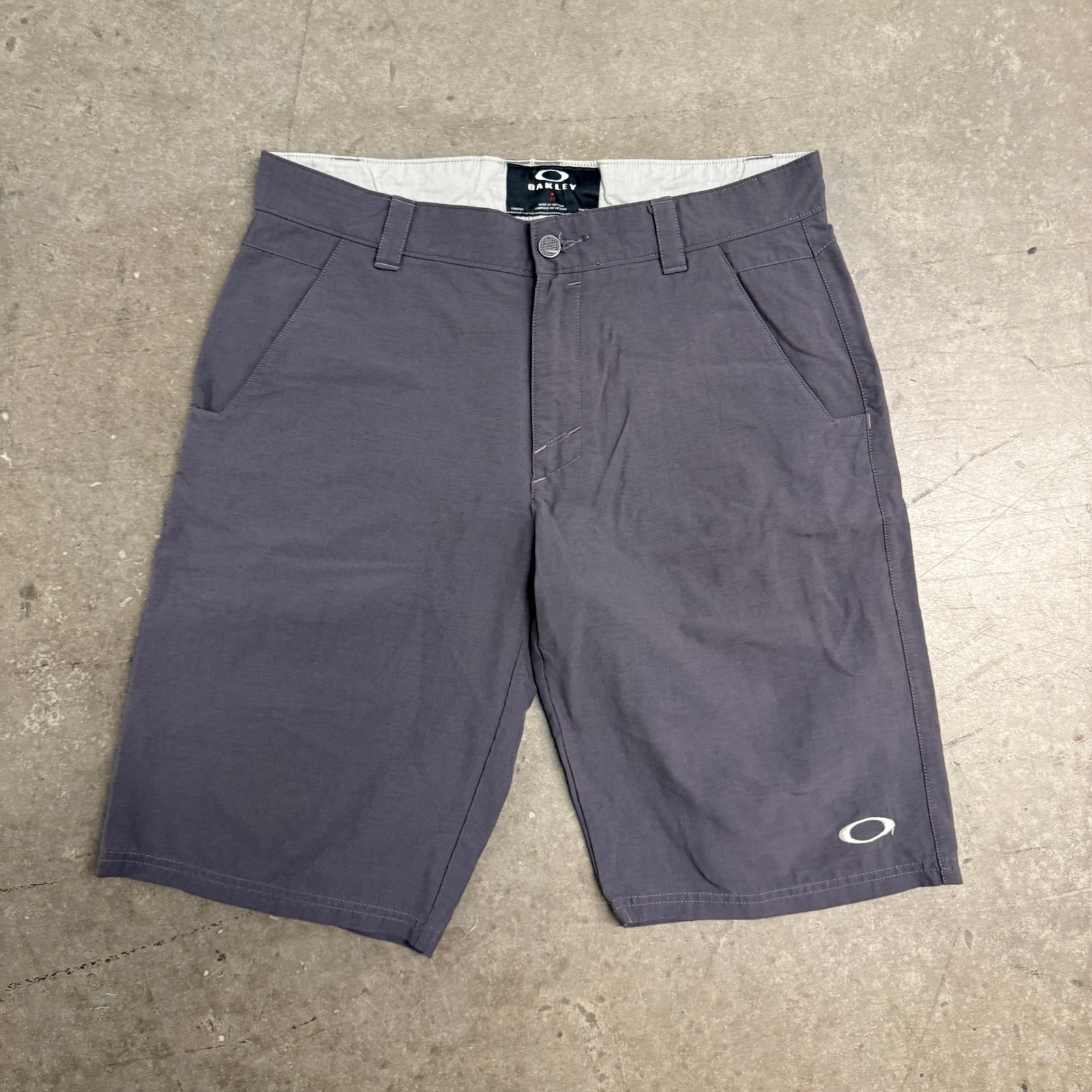 Oakley Mens Gray Flat Front Chino Golf Shorts Size 33 Charcoal Activewear